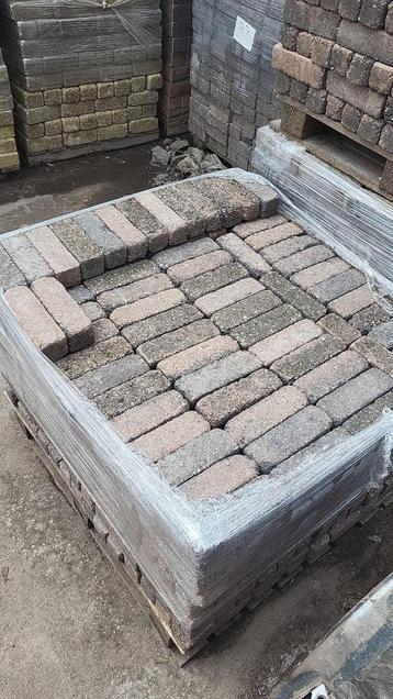 101.4m2 Restpartij Gebruikte betonklinkers dikformaat beschikbaar voor biedingen