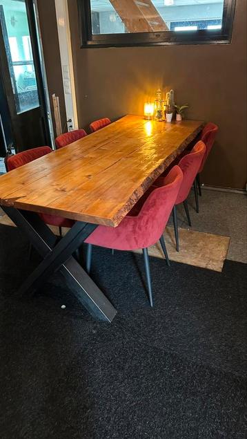Robuuste tafel met stalen pooten beschikbaar voor biedingen
