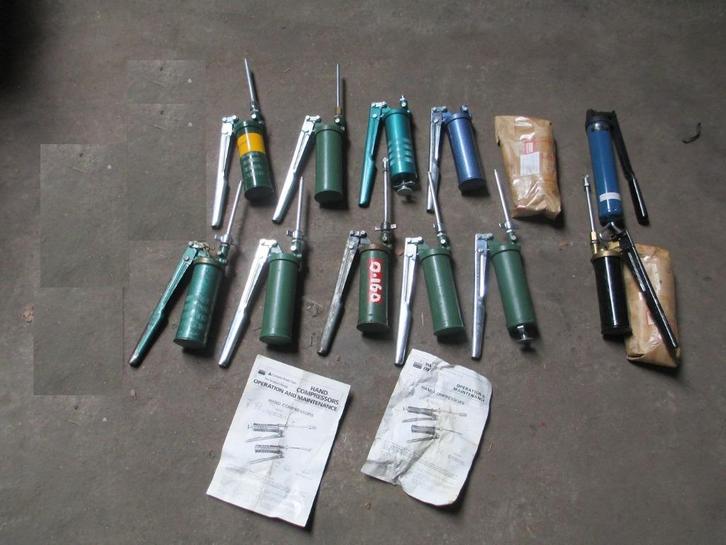 Partij oud model vetspuiten ex nl leger., Verzamelen, Militaria | Algemeen, Landmacht, Overige typen, Nederland, Ophalen of Verzenden