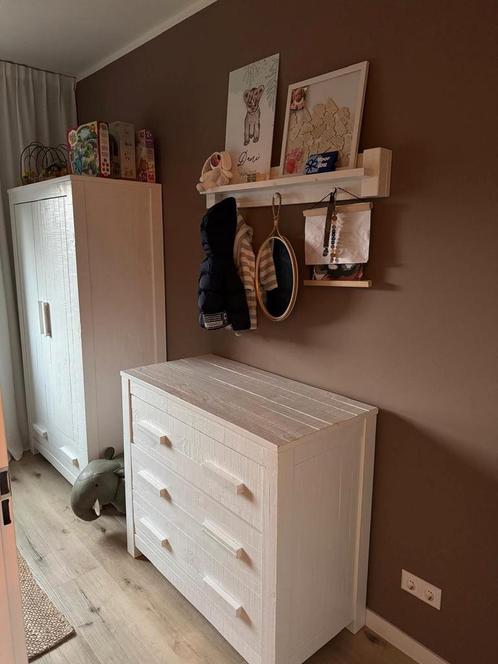 Complete witte babykamer van massief hout., Kinderen en Baby's, Kinderkamer | Complete kinderkamers, Zo goed als nieuw, Jongetje of Meisje