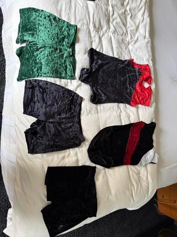 Turnpakjes en broekjes beschikbaar voor biedingen