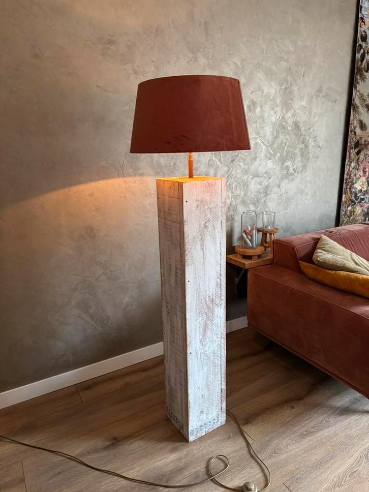 Mooie lamp steigerhout poot, Huis en Inrichting, Lampen | Vloerlampen, Zo goed als nieuw, 150 tot 200 cm, Hout, Ophalen