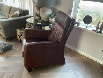 Bruin lederen fauteuil beschikbaar voor biedingen