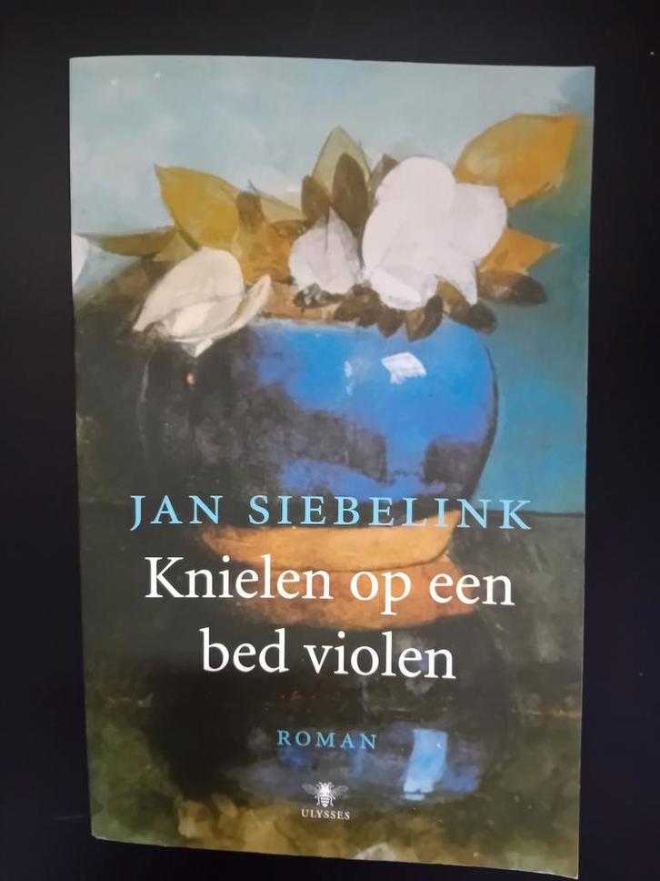 Knielen op een bed violen - Jan Siebelink, Boeken, Romans, Zo goed als nieuw, Nederland, Ophalen of Verzenden