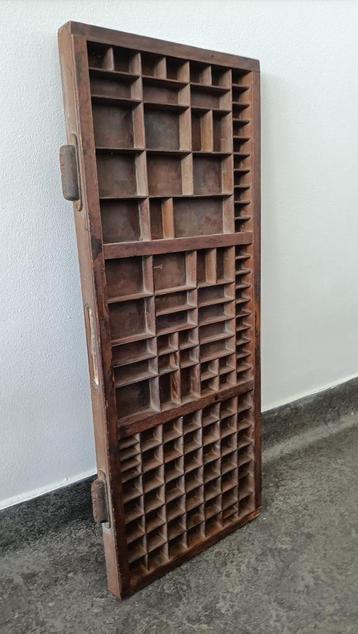 stoere vintage letterbak drukletterlade industrieel design beschikbaar voor biedingen