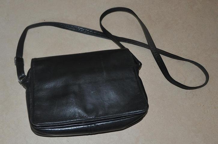 Zeer praktische zwarte lederen schoudertas, Sieraden, Tassen en Uiterlijk, Tassen | Schoudertassen, Gebruikt, Overige merken, Zwart