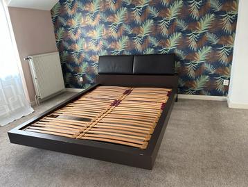 Bed 180x200 met lattenbodem & leren hoofdbord beschikbaar voor biedingen