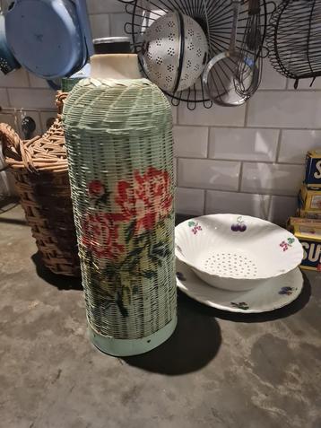 Decoratieve Franse zeer oude thermosfles met rieten omhulsel beschikbaar voor biedingen