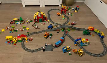 Grote partij Lego Duplo o.a. treinspoorset en boerderijset beschikbaar voor biedingen
