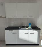 Witte nieuwe Enkelwandige Keuken met Zwart Blad - nieuw bouw, Huis en Inrichting, Keuken | Complete keukens, Wit, Enkelwandige keuken