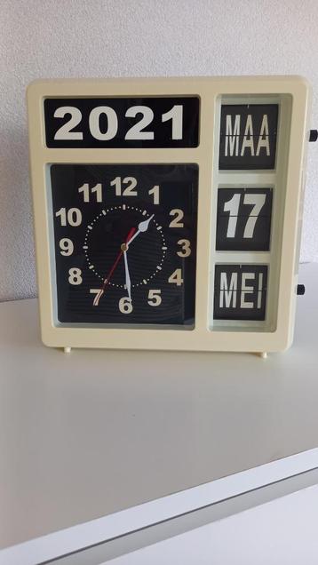 Grote analoge klok Fysic FK-247 beschikbaar voor biedingen