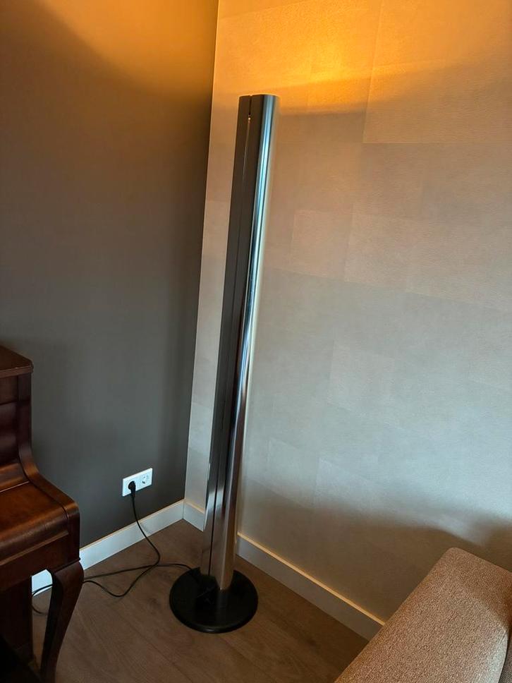 Tijdloze design Artimide megaron dimbare vloerlamp, Huis en Inrichting, Lampen | Vloerlampen, Zo goed als nieuw, 150 tot 200 cm