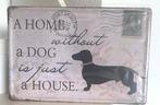 Metalen wandbord HOME WITHOUT A DOG postzegel Teckel, Huis en Inrichting, Woonaccessoires | Tekstborden en Spreuken, Ophalen of Verzenden