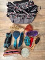 Tas met borstels, zadeldekjes en paardenboeken, Dieren en Toebehoren, Ophalen of Verzenden, Gebruikt