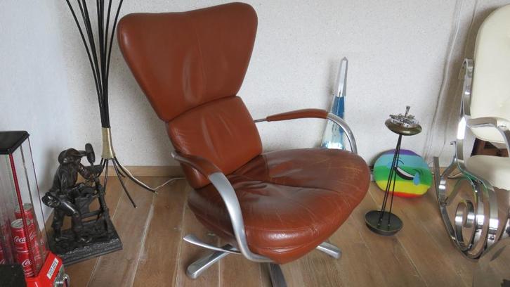 Zeer mooie design draaifauteuil van Leolux., Huis en Inrichting, Fauteuils, Zo goed als nieuw, Leer, Metaal, Overige materialen