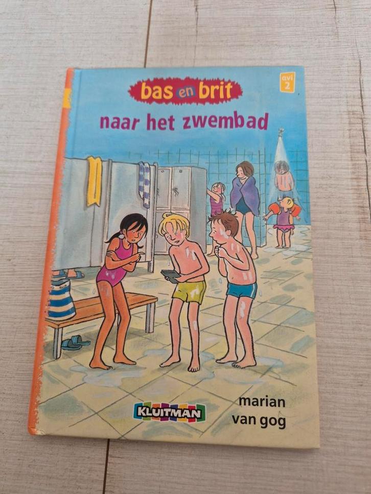 Bas en Brit naar het zwembad AVI2, 6+ (Kluitman), Boeken, Kinderboeken | Jeugd | 10 tot 12 jaar, Zo goed als nieuw, Ophalen