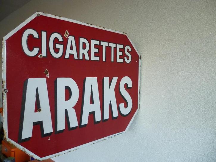 EMAILLE DUBBELZIJDIG RECLAME BORD"ARAKS CIGARETTES"JAREN 30, Verzamelen, Merken en Reclamevoorwerpen, Gebruikt, Reclamebord, Ophalen of Verzenden