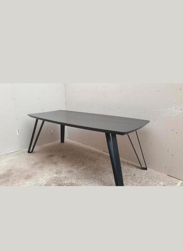 Stoere zwarte eettafel met metalen poten beschikbaar voor biedingen