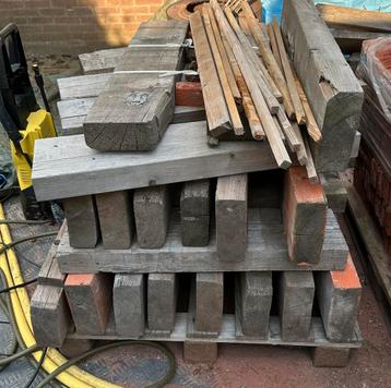 Pallets, houtblokken en balken (rest) beschikbaar voor biedingen