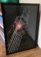 Poster (foto) gitaar + hand in lijst 80 x 55 - zwart, Ophalen, Met lijst, Muziek, Rechthoekig Staand