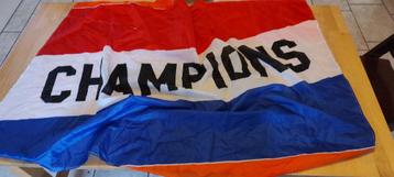 Cape van grote Nederlandse vlag met het woord champions  beschikbaar voor biedingen