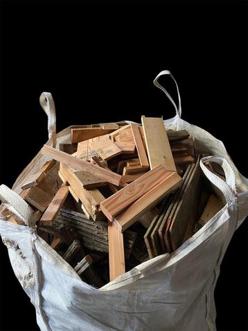 Aangeboden zeven hele volle zakken van een kuub haardhout beschikbaar voor biedingen