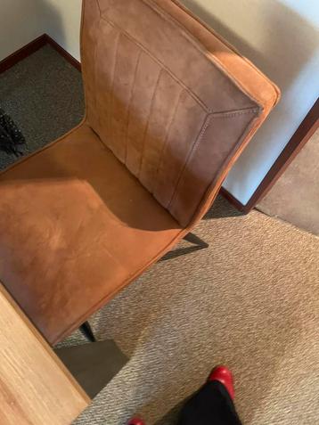 Eettafel + 4 stoelen. beschikbaar voor biedingen
