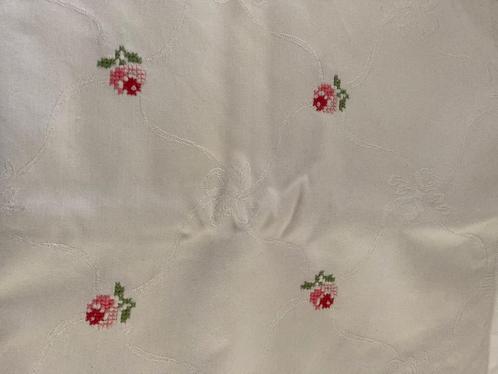 Damast tafelkleed roosjes wit roze rood groen vintage retro, Huis en Inrichting, Tafelkleden, Gebruikt, Rechthoek, Ophalen of Verzenden