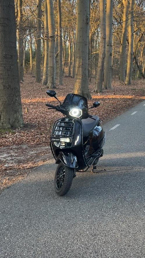 Vespa Sprint 2021 E5 (Black on Black) Full option, Fietsen en Brommers, Scooters | Piaggio, Zo goed als nieuw, Overige modellen