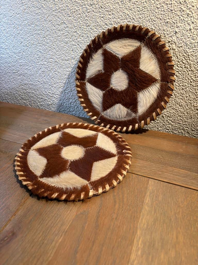 2 Onderzetters van Koeienhuid - Uniek!, Ophalen of Verzenden, Gebruikt, Glas of Kopje