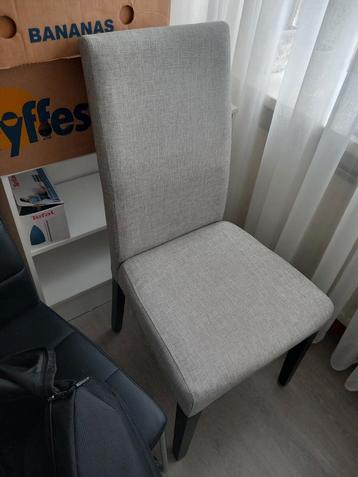 Crème Kleurige Stoel beschikbaar voor biedingen