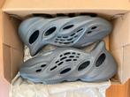 Yeezy FOAM RNR Carbon 44,5, Slippers, Zwart, Nieuw, Ophalen of Verzenden