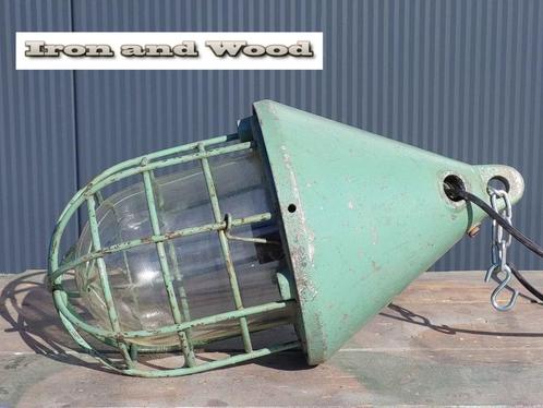Oude groene industriele bully / kooilamp / mijnlamp H40 D20, Huis en Inrichting, Lampen | Plafondlampen, Gebruikt, Glas, Metaal