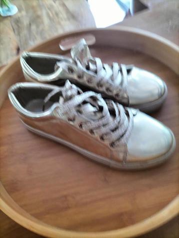 Nieuwe goudkleurige sneakers mt 38 beschikbaar voor biedingen