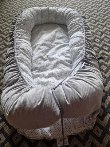 Zacht Grijs Babynestje - Veilig en Comfortabel beschikbaar voor biedingen
