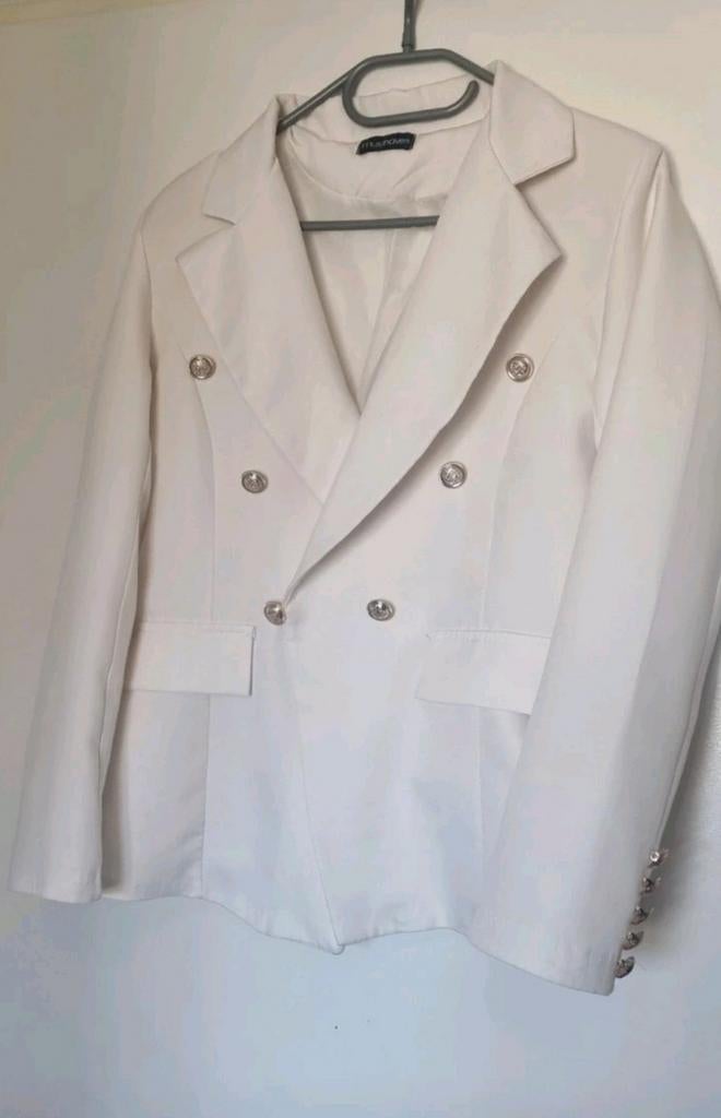 Witte blazer Musthaves met gouden knopen - Maat M, Kleding | Dames, Jasjes, Kostuums en Pakken, Maat 38/40 (M), Wit, Ophalen of Verzenden