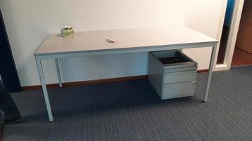 Tafel zonder Ladeblok beschikbaar voor biedingen
