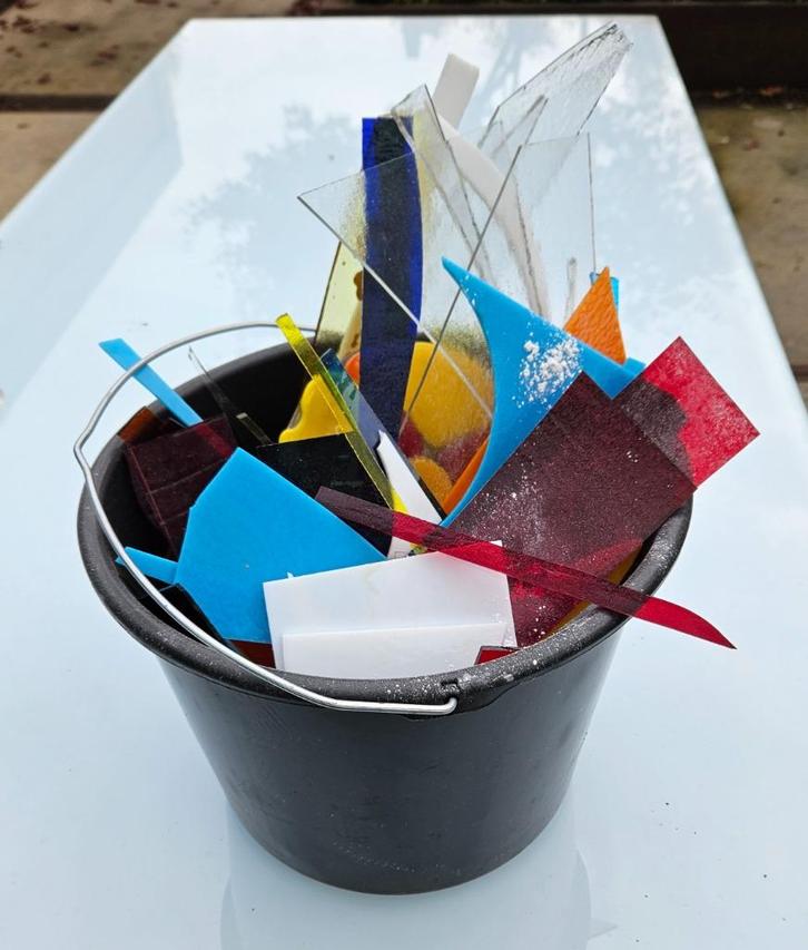 Glasresten Bullseye Glass - Glasfusen - HOT POT – emmer 12l, Hobby en Vrije tijd, Overige Hobby en Vrije tijd, Zo goed als nieuw