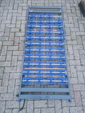 2x Bedframe 90x200 cm beschikbaar voor biedingen