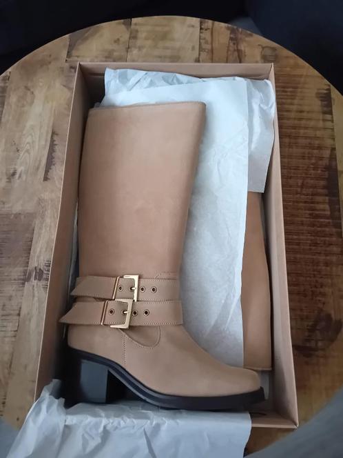 Nieuwe Sacha suède hoge dames laars maat 40 nieuwprijs 189,-, Kleding | Dames, Schoenen, Nieuw, Hoge laarzen, Beige, Ophalen