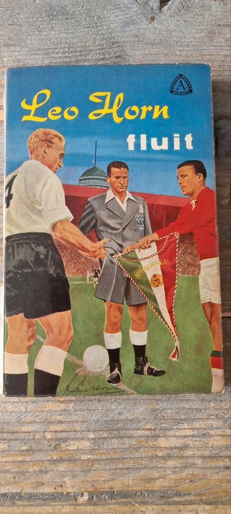 Leo Horn fluit - Elsevier Pocket - Voetbal, Boeken, Sportboeken, Gelezen, Balsport, Ophalen of Verzenden