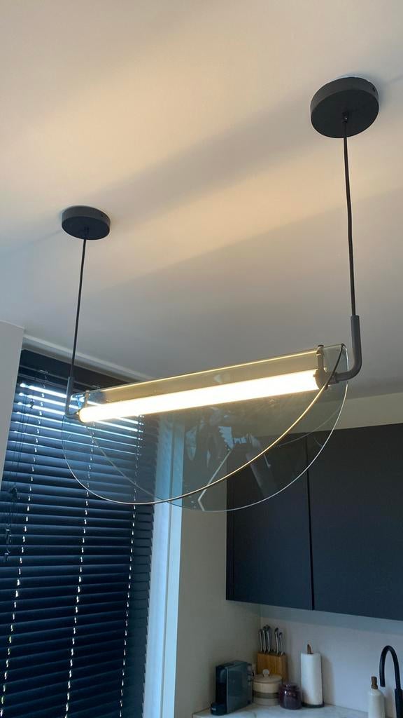 Moderne hanglamp met glazen kap, Huis en Inrichting, Ophalen of Verzenden, Zo goed als nieuw, Glas, Minder dan 50 cm