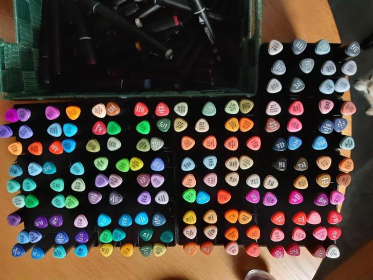 Te koop decotime twinmarkers 156+40 stuks, Hobby en Vrije tijd, Tekenen, Zo goed als nieuw, Potlood of Stift, Ophalen
