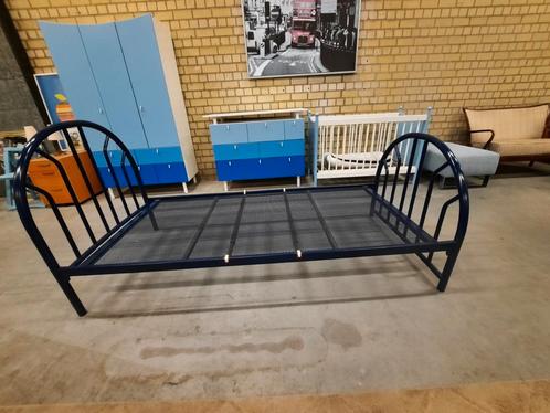 Blauw metalen 1 persoonsbed  90x200 met spiraalbodem, Huis en Inrichting, Slaapkamer | Bedden, Gebruikt, Eenpersoons, 90 cm, 200 cm
