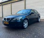 BMW 5-Serie 2.2 I 520 AUT 2005 Zwart, Auto's, Achterwielaandrijving, Zwart, Bedrijf, 1470 kg