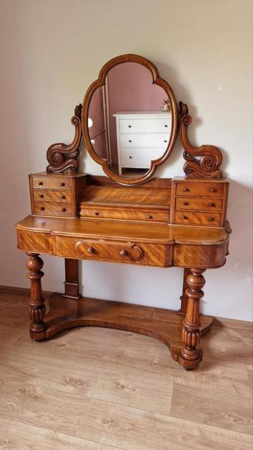 Antieke houten kaptafel beschikbaar voor biedingen
