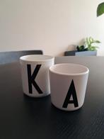 Design Letters bekers, typography Arne Jacobsen, K+A, Huis en Inrichting, Keuken | Servies, Kop(pen) en/of Schotel(s), Ophalen of Verzenden