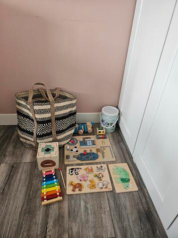 Speelgoedzak met divers houten speelgoed.  beschikbaar voor biedingen