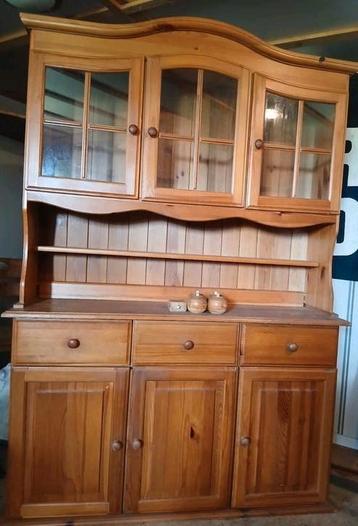 Massief grenen buffetkast. beschikbaar voor biedingen