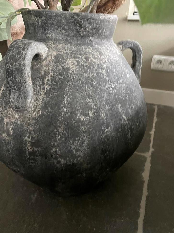 Grote, stoere bloempot, Huis en Inrichting, Woonaccessoires | Vazen, Gebruikt, Zwart, 50 tot 75 cm, Steen, Ophalen